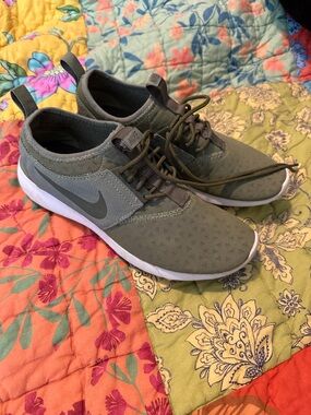 Nike Olive Green Women’s Lightweight Sneakers